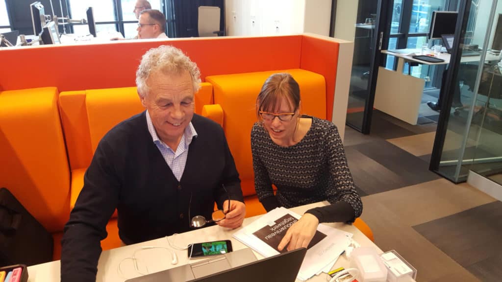 Peter ’t Hart van Era Contour aan het werk met Kitty Huijbers van Nieman